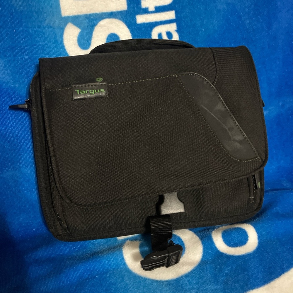 Targus Spruce EcoSmart Messenger Bag